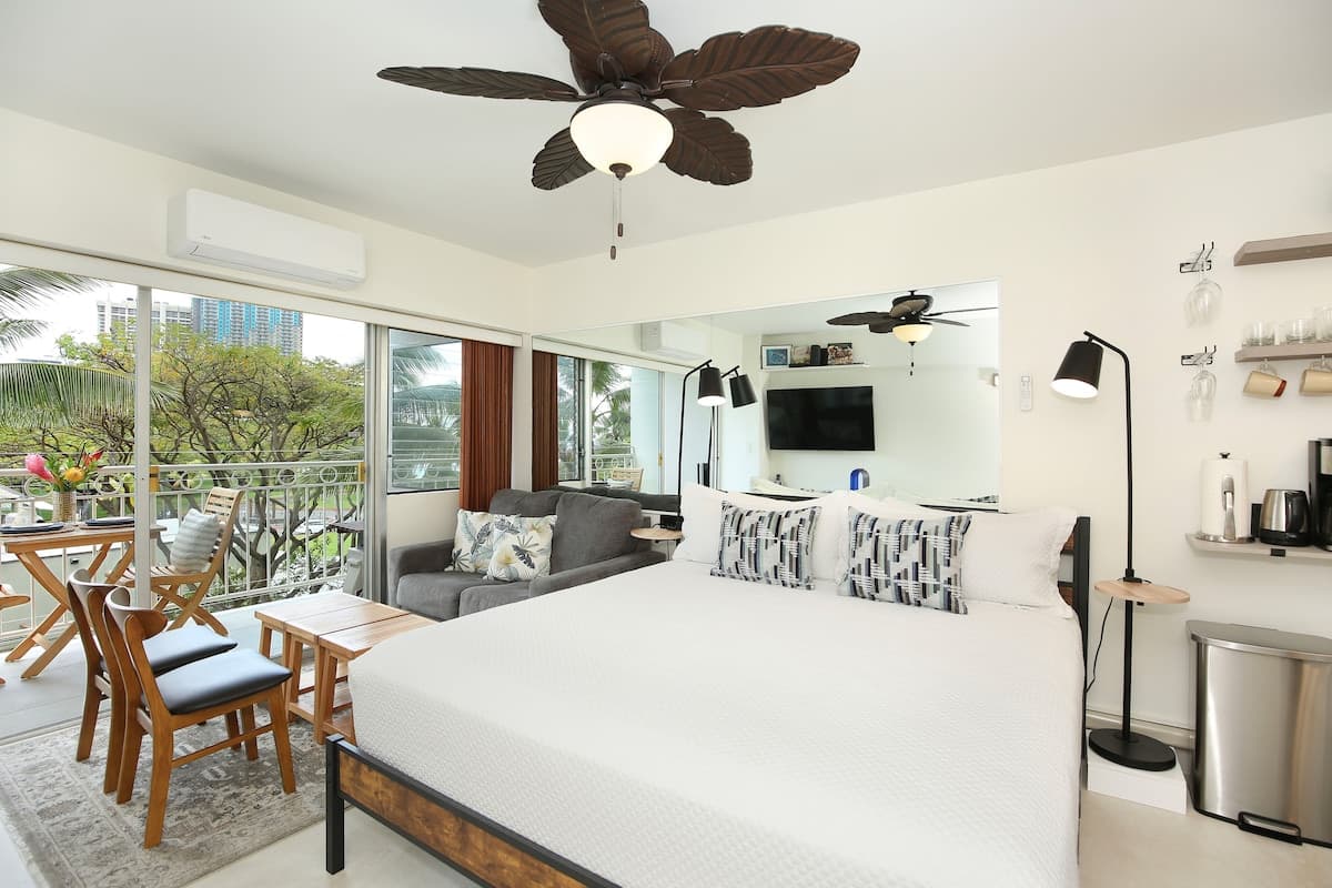 Condo in Honolulu · ★4.89 · Studio · 2 beds · 1 shared bath - Photo 2