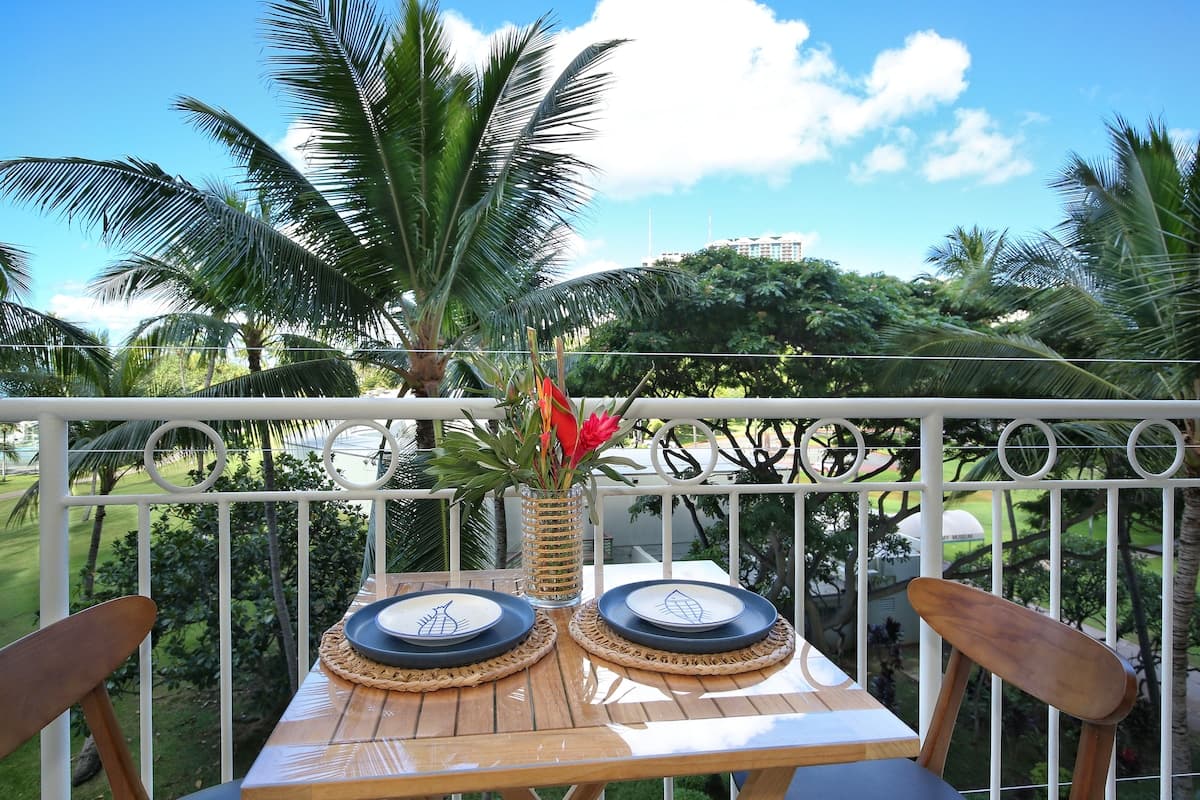 Condo in Honolulu · ★4.89 · Studio · 2 beds · 1 shared bath - Photo 1
