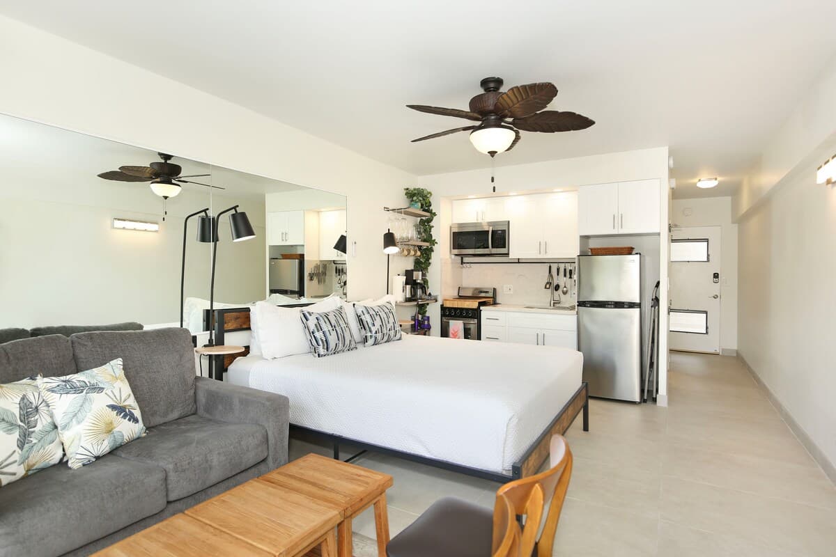 Condo in Honolulu · ★4.89 · Studio · 2 beds · 1 shared bath - Photo 3