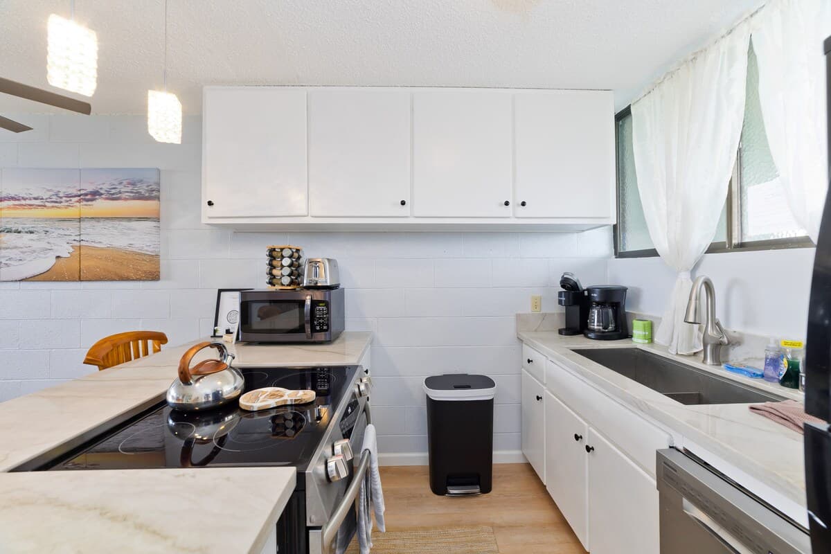Condo in Hilo · ★4.67 · 2 bedrooms · 4 beds · 1 private bath - Photo 5