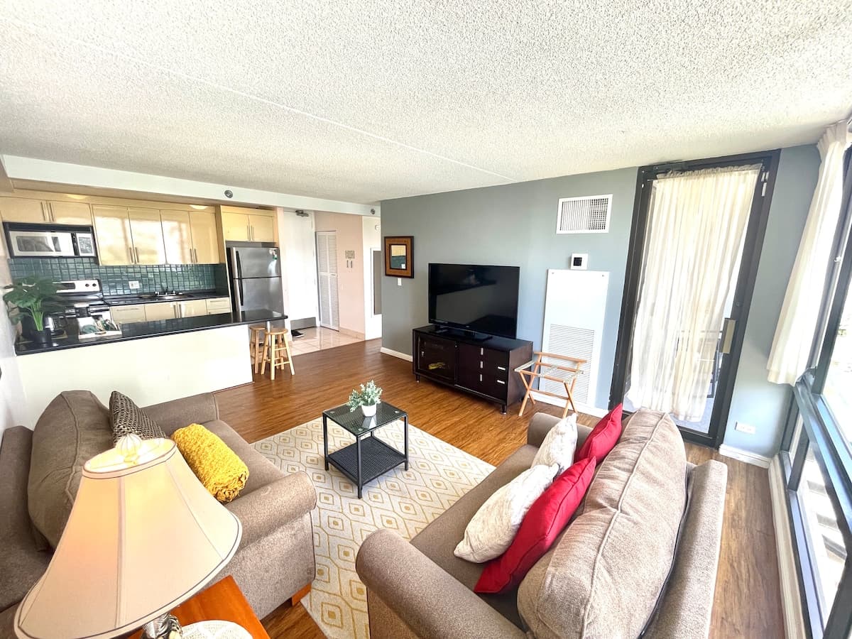 Large 1 bedroom 3 minutes to beach + Free Parking - Photo 3