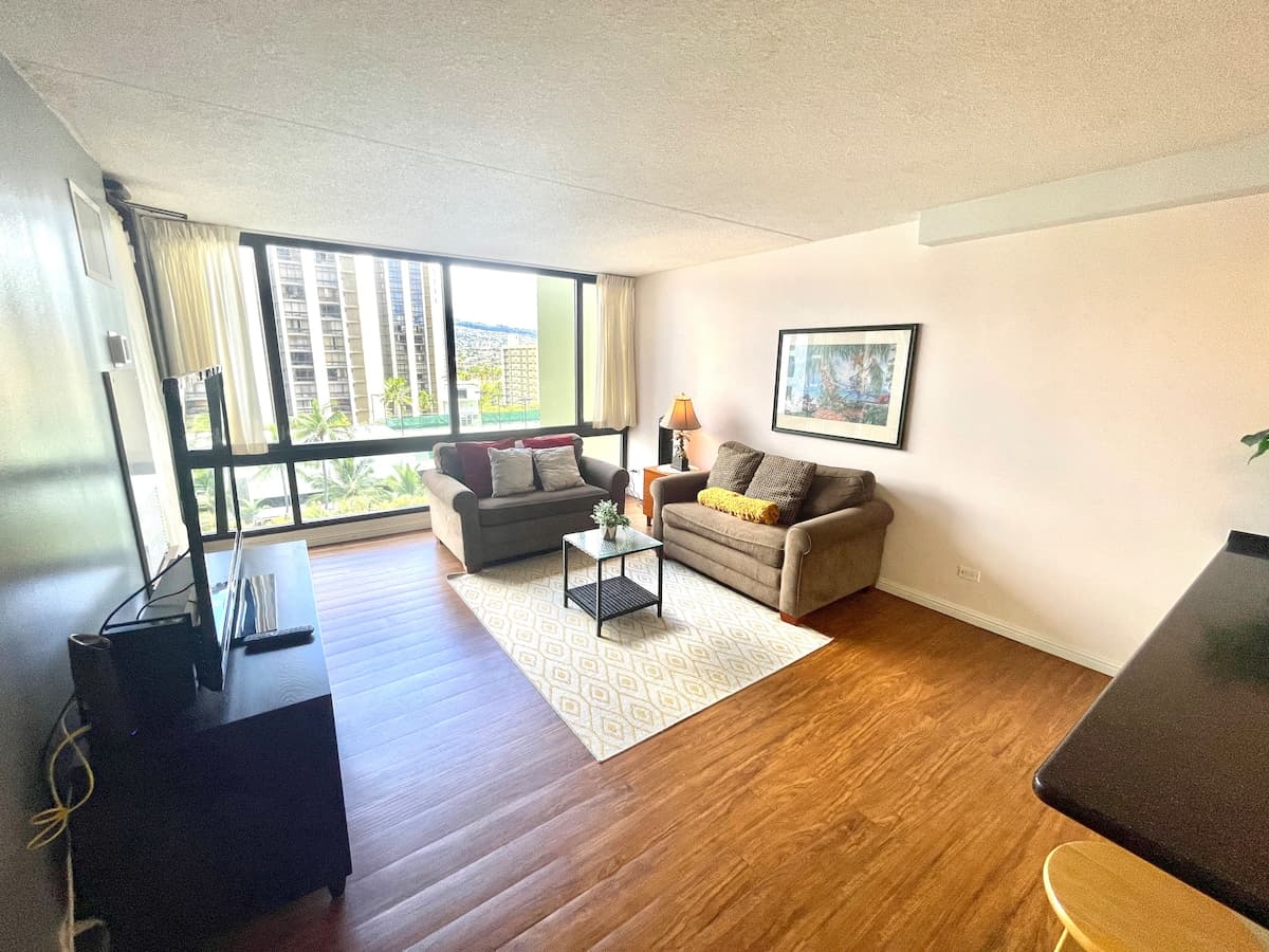 Large 1 bedroom 3 minutes to beach + Free Parking - Photo 1