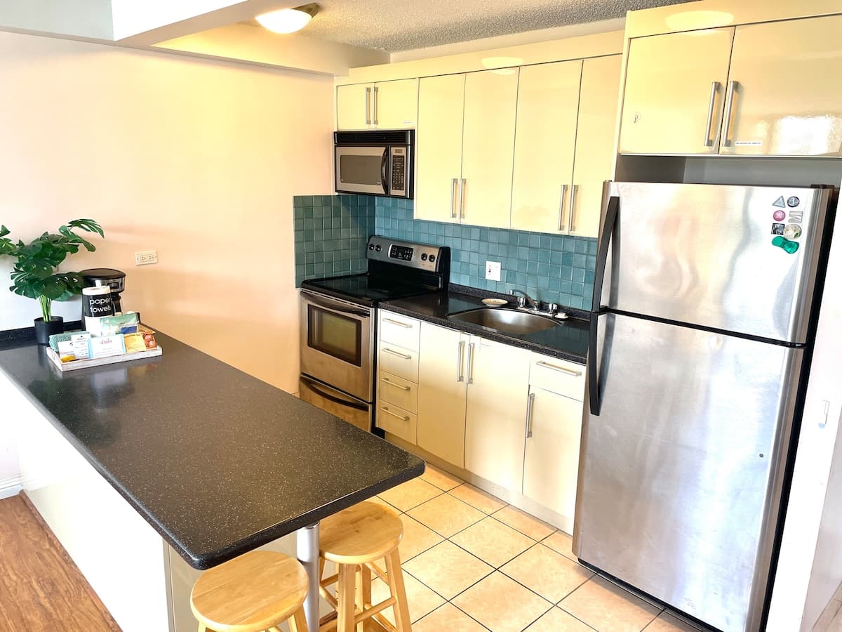 Large 1 bedroom 3 minutes to beach + Free Parking - Photo 5