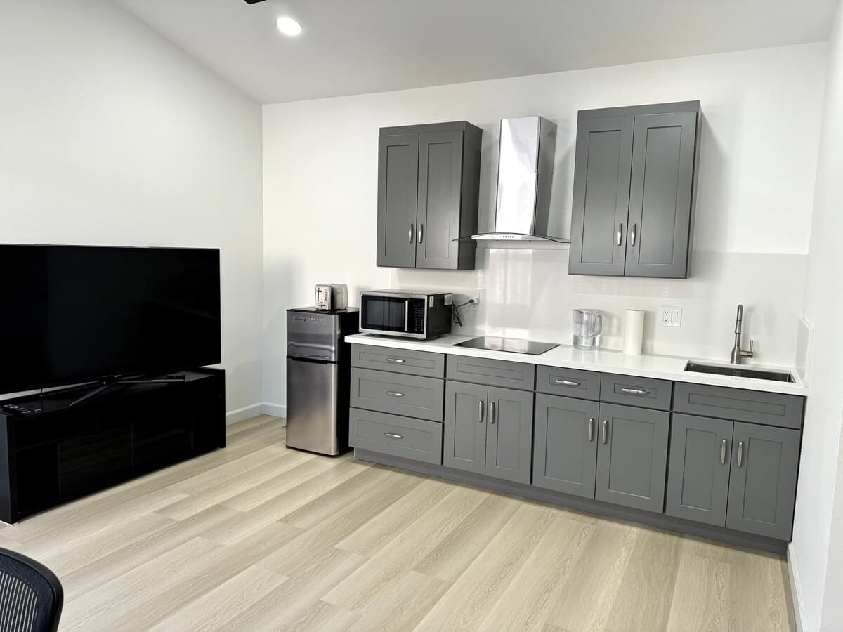 Private studio with attached bath & kitchen - Photo 1
