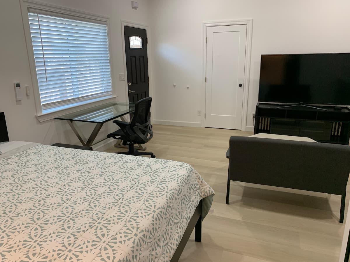 Private studio with attached bath & kitchen - Photo 4
