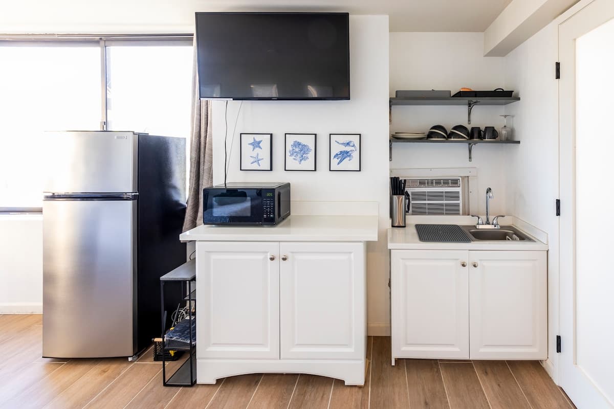 Condo in Honolulu · ★4.74 · Studio · 1 bed · 1 private bath - Photo 1