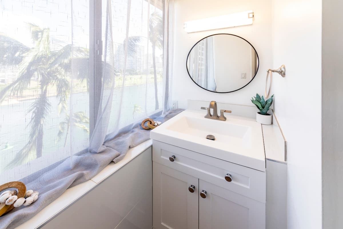 Condo in Honolulu · ★4.74 · Studio · 1 bed · 1 private bath - Photo 4