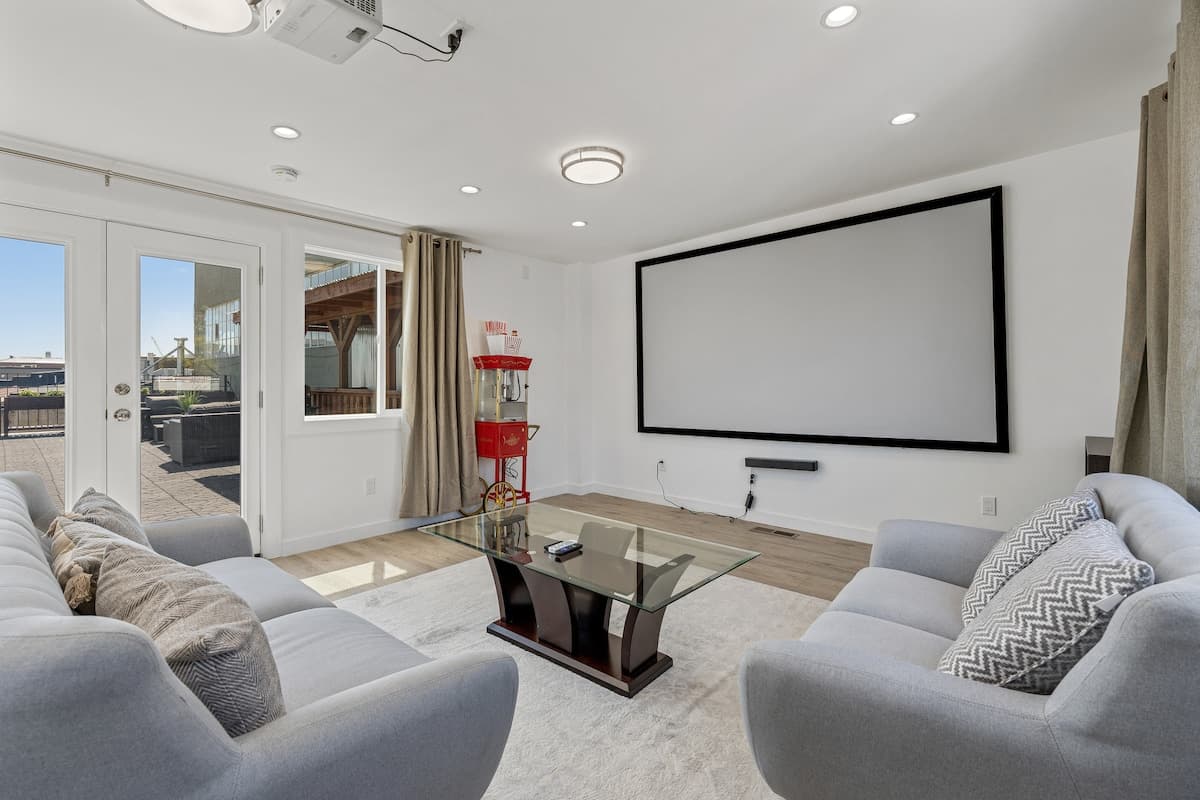 Newly Renovated Home with Rooftop Lounge & Garage - Photo 5