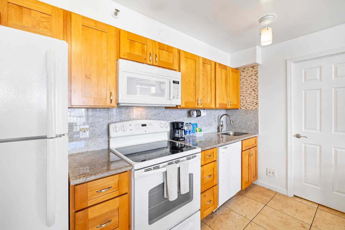 Deluxe Ocean View Free Parking Waikiki 3204-T1 - Photo 2