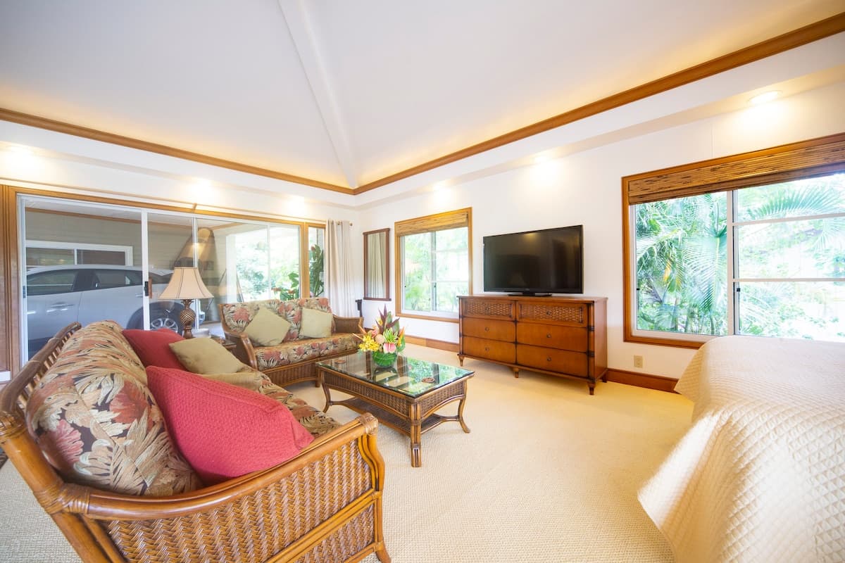 Honey House - Photo 3