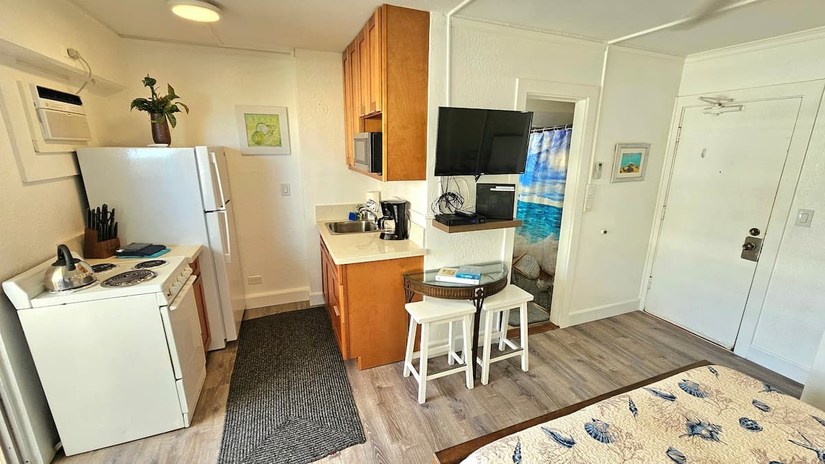 Condo in Honolulu · ★4.77 · 1 bedroom · 1 bed · 1 private bath - Photo 3