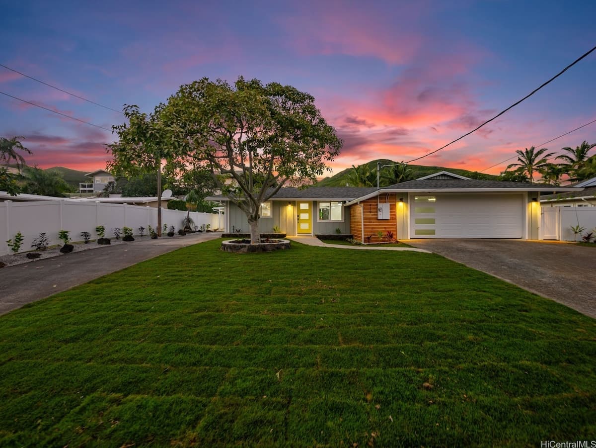 Home in Kailua · ★5.0 · 4 bedrooms · 5 beds · 2 private baths - Photo 1