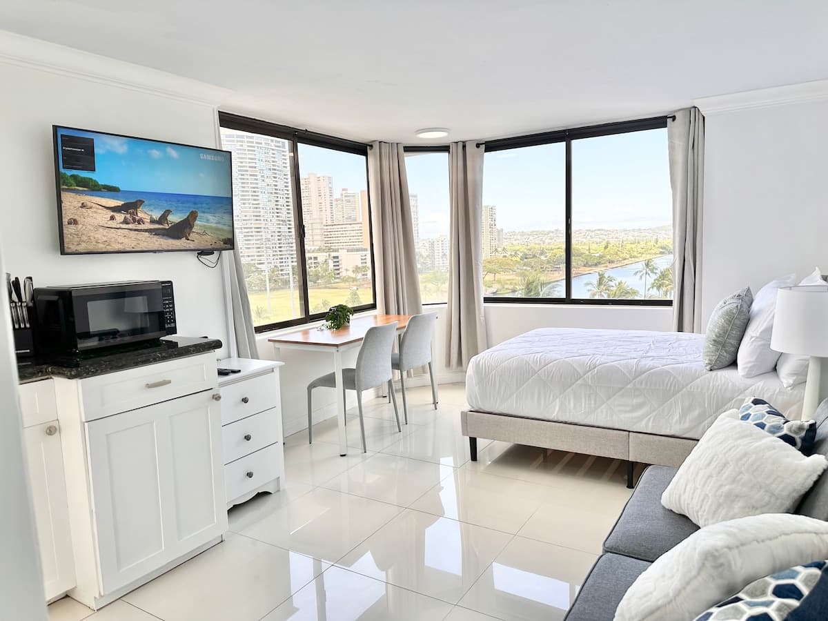 Perfect Waikiki Studio for 3 Nice Views - Photo 1
