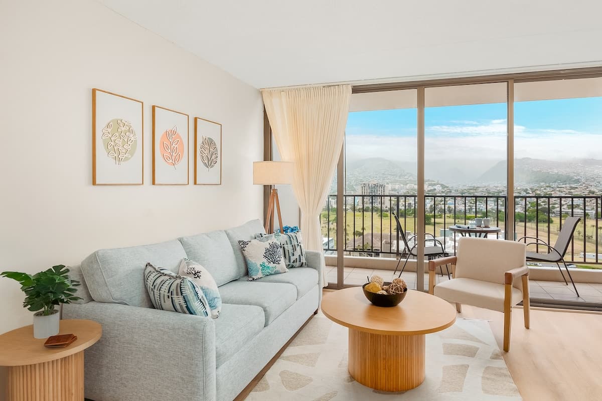 Condo in Honolulu · ★4.94 · 1 bedroom · 2 beds · 1 private bath - Photo 1