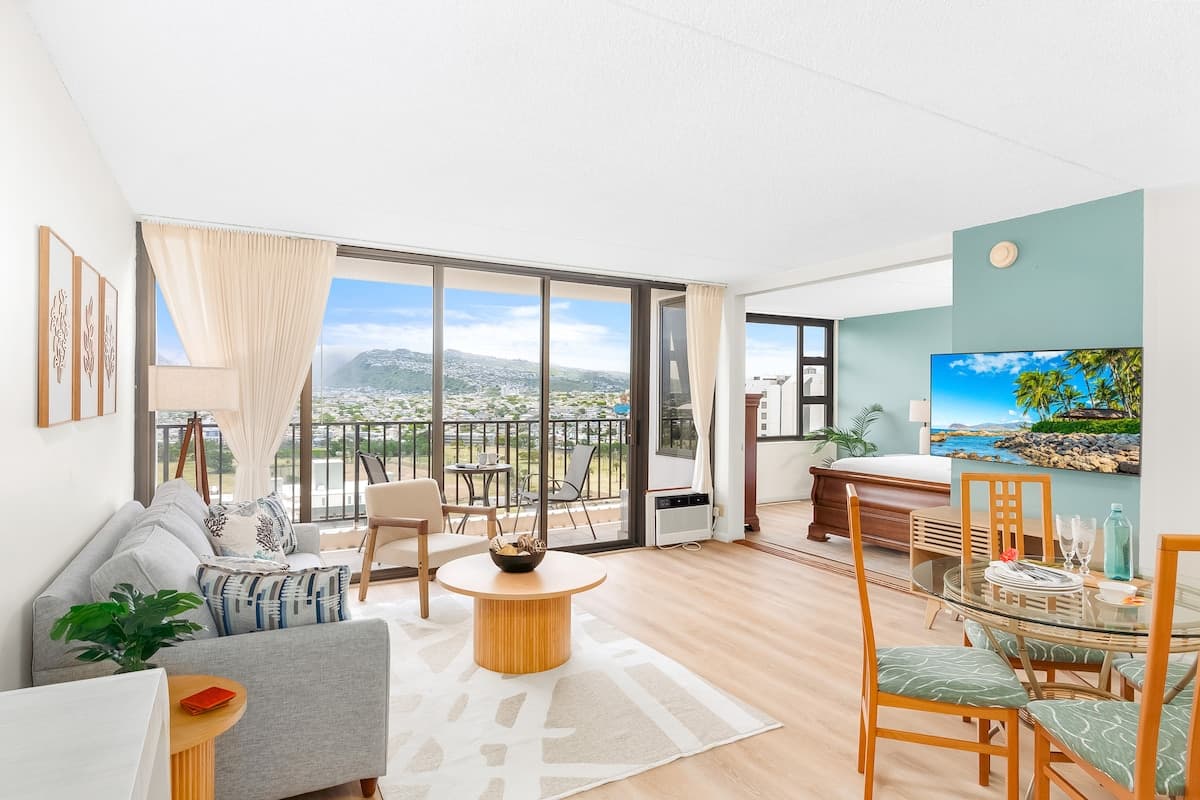Condo in Honolulu · ★4.94 · 1 bedroom · 2 beds · 1 private bath - Photo 4
