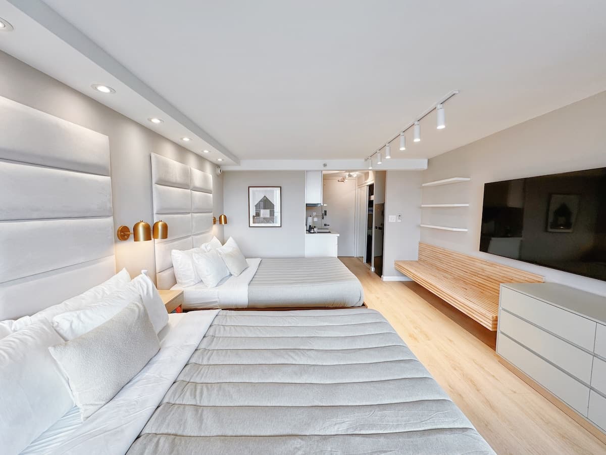 28F-Upscale Chic Studio-Waikiki-Ocean&Canal View - Photo 3