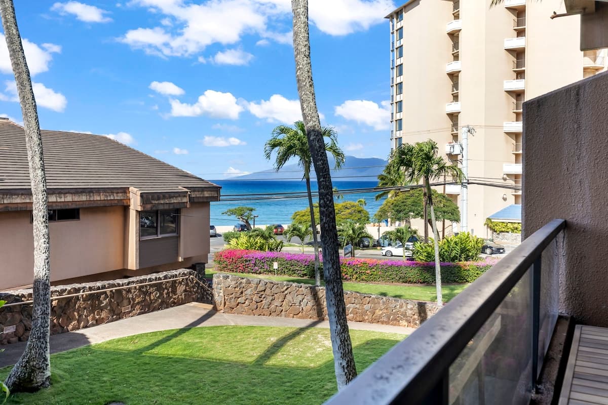 Condo in Lahaina · ★4.96 · 2 bedrooms · 2 beds · 2 private baths - Photo 3