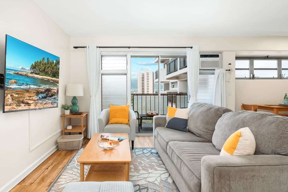 Condo in Honolulu · ★4.83 · 2 bedrooms · 3 beds · 2 private baths - Photo 1