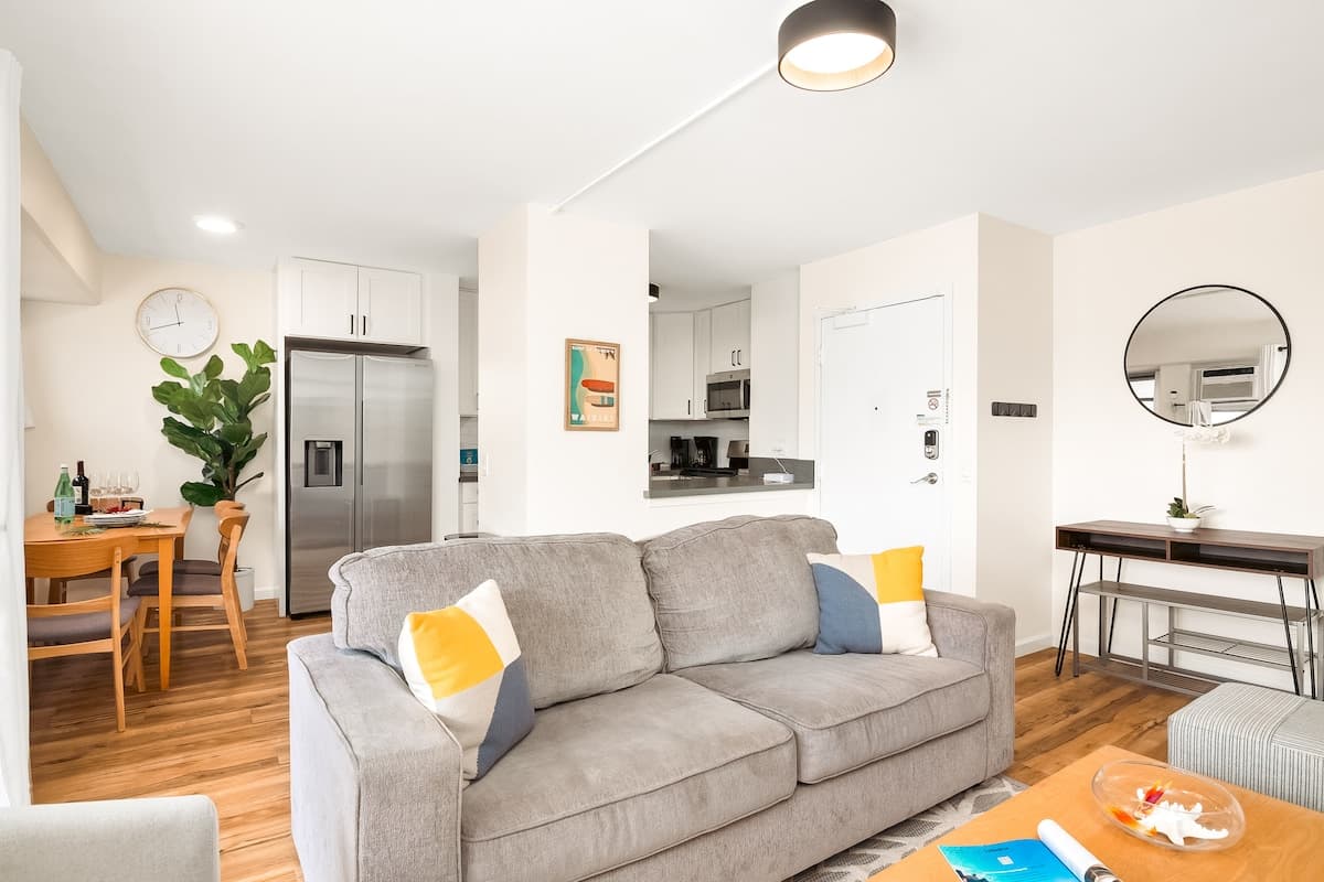 Condo in Honolulu · ★4.83 · 2 bedrooms · 3 beds · 2 private baths - Photo 3