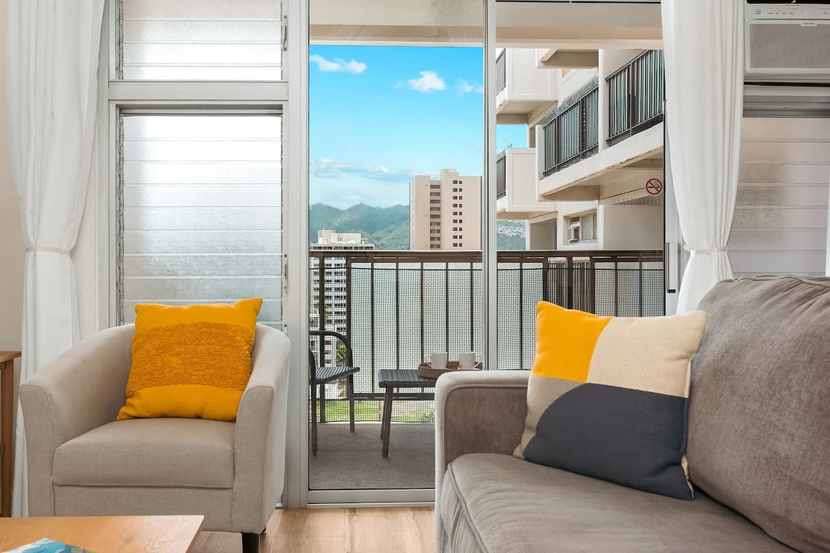 Condo in Honolulu · ★4.83 · 2 bedrooms · 3 beds · 2 private baths - Photo 2