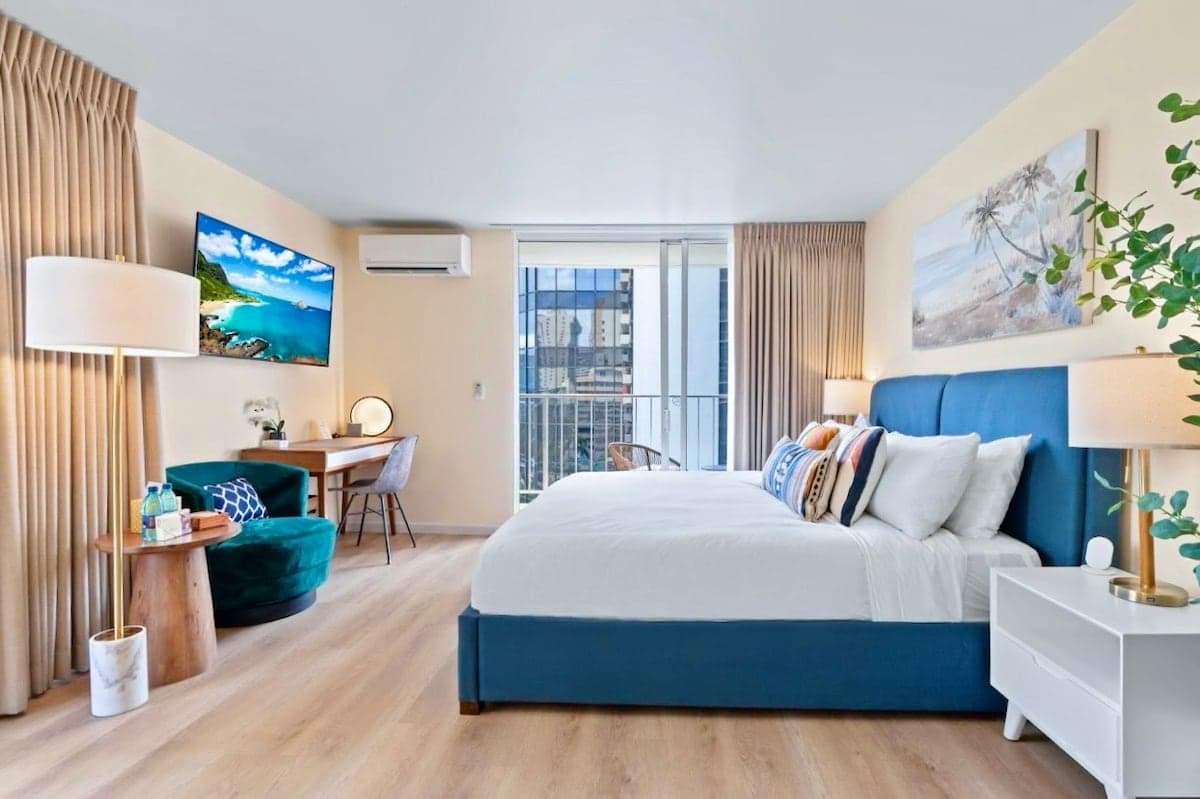 New! Gorgeous Boutique King Studio w/Parking~ - Photo 1