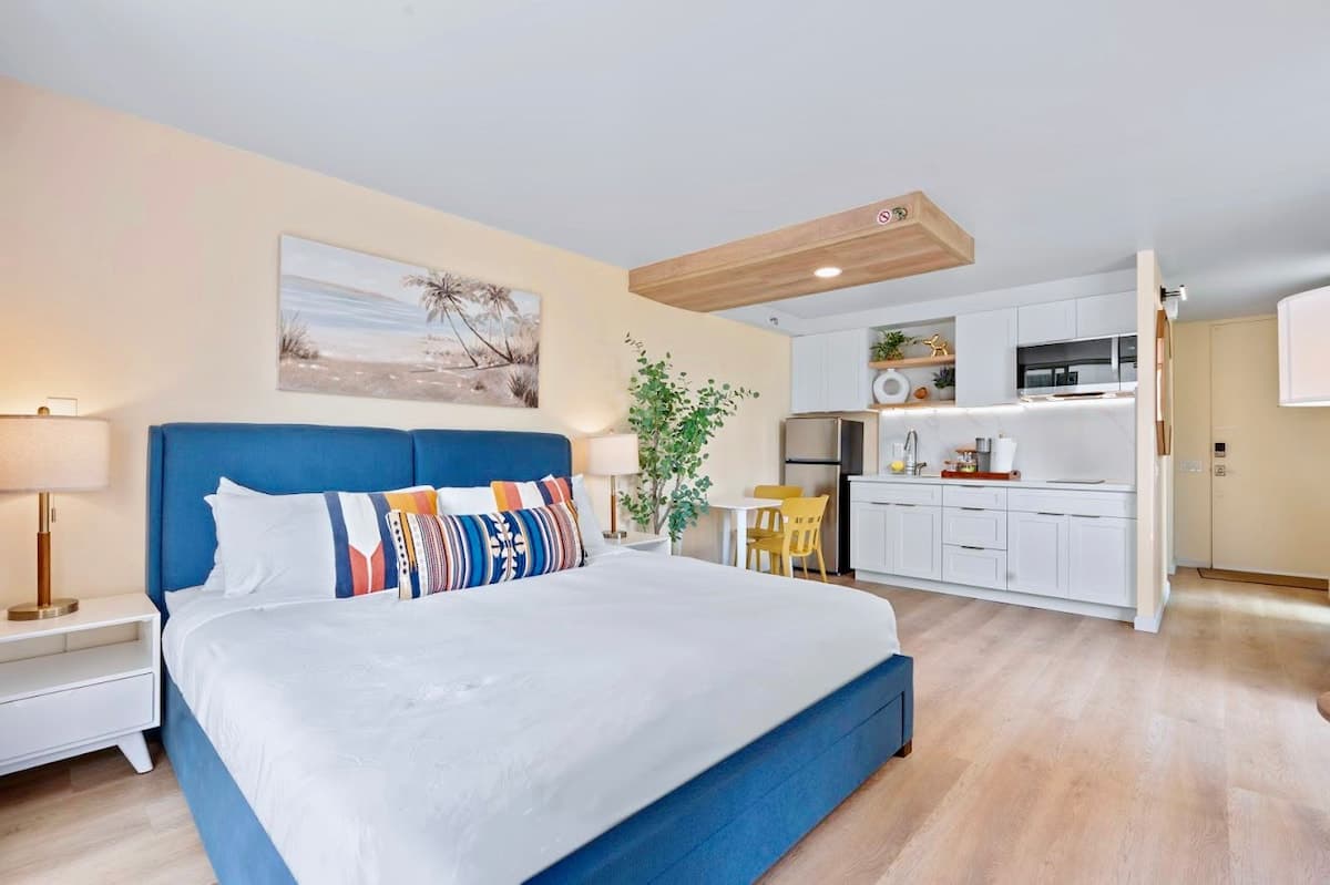 New! Gorgeous Boutique King Studio w/Parking~ - Photo 4