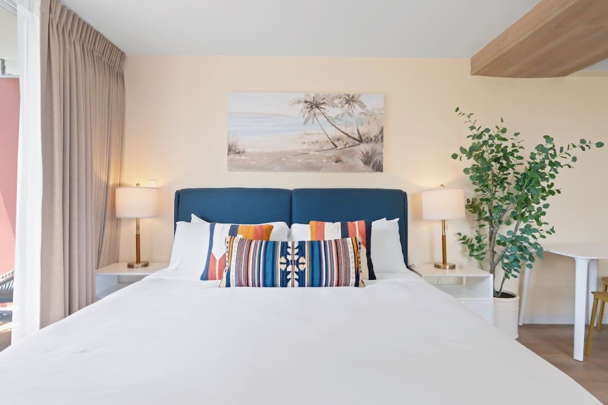 New! Gorgeous Boutique King Studio w/Parking~ - Photo 2