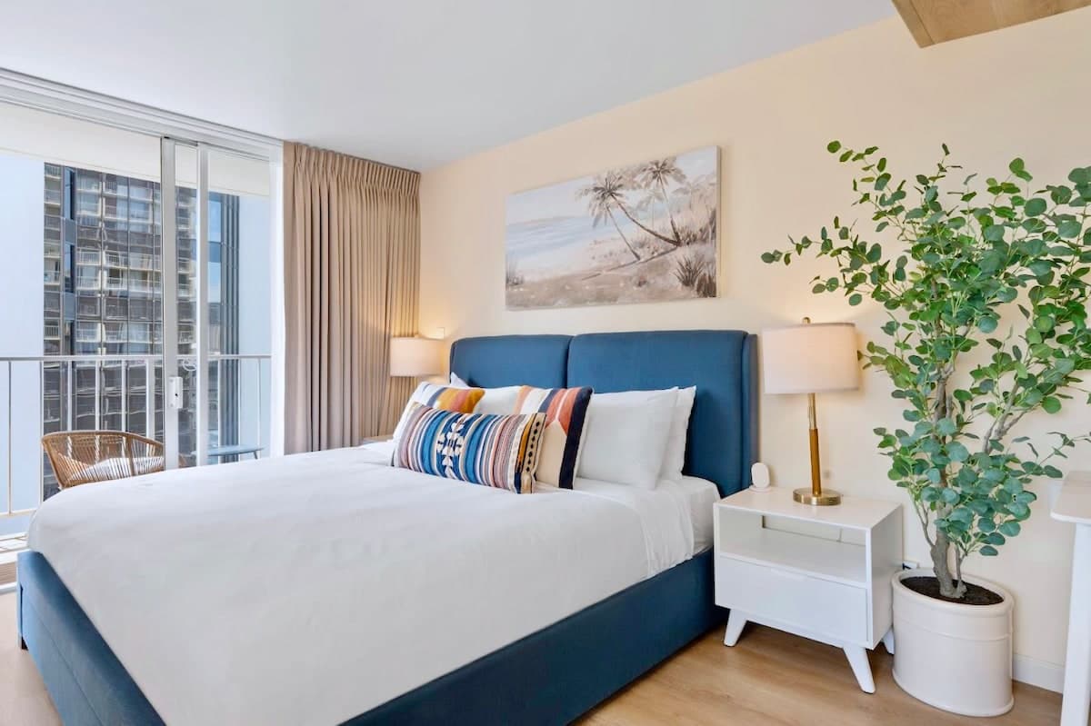 New! Gorgeous Boutique King Studio w/Parking~ - Photo 3