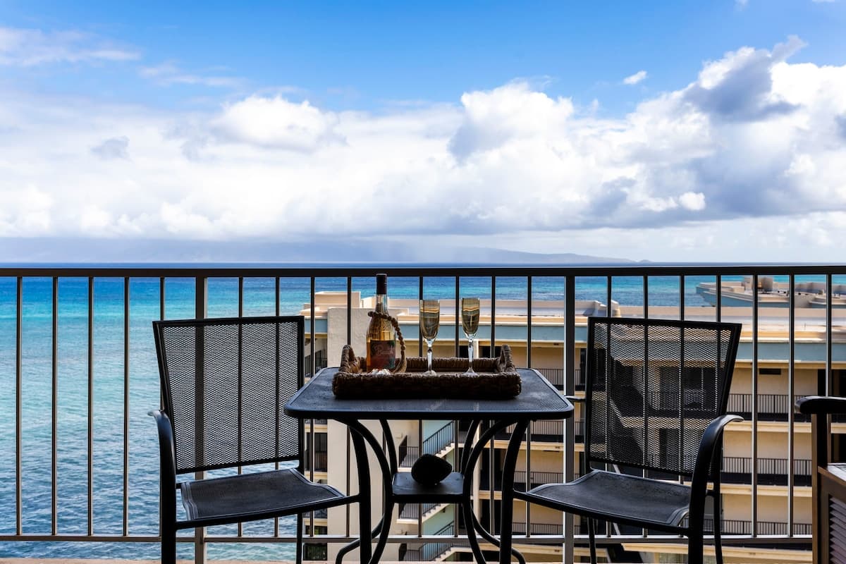 Condo in Lahaina · ★4.9 · Studio · 2 beds · 1 private bath - Photo 2