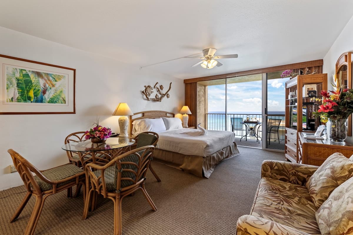 Condo in Lahaina · ★4.9 · Studio · 2 beds · 1 private bath - Photo 1