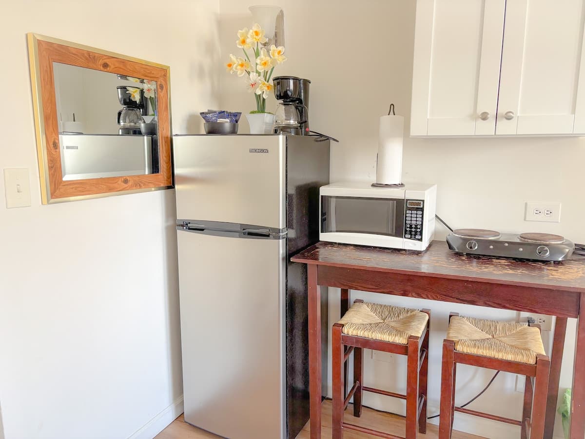 Condo in Honolulu · ★4.68 · Studio · 2 beds · 1 private bath - Photo 2