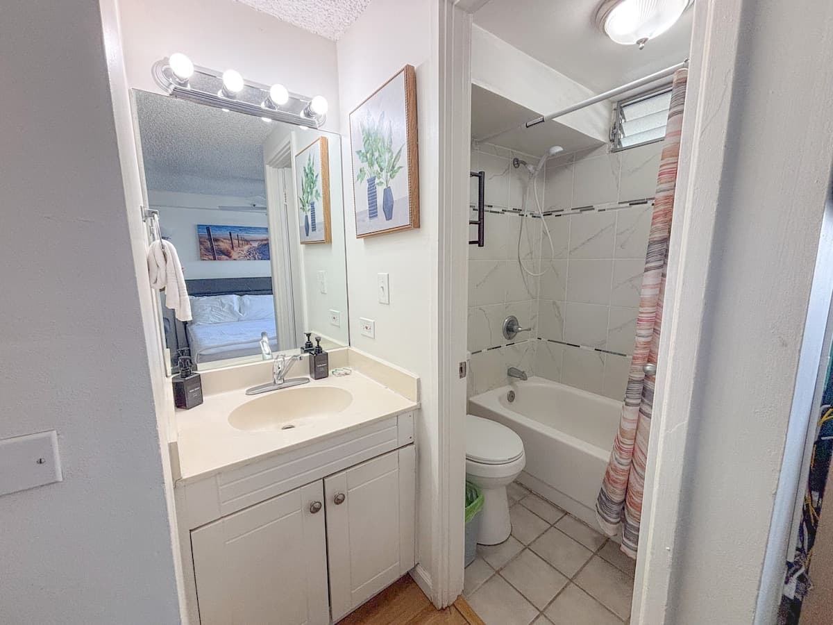 Condo in Honolulu · ★4.68 · Studio · 2 beds · 1 private bath - Photo 3