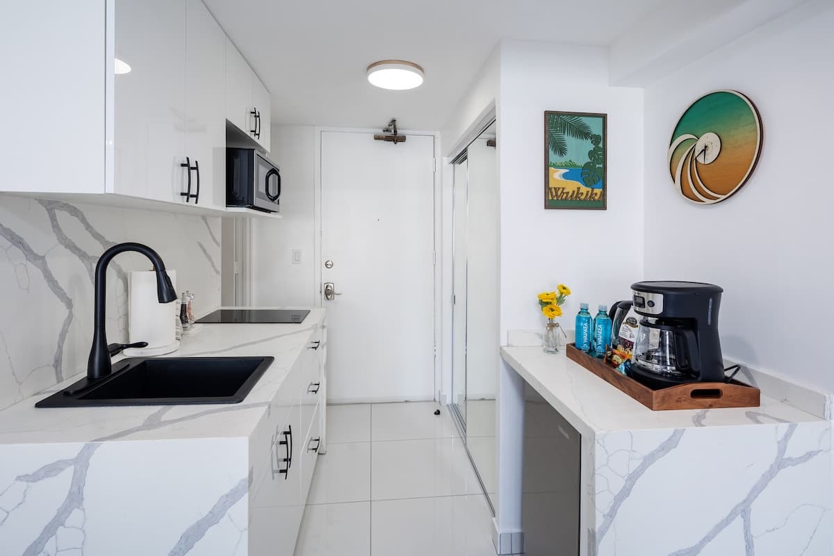 Stylish Renovated modern Studio Heart of Waikiki - Photo 4