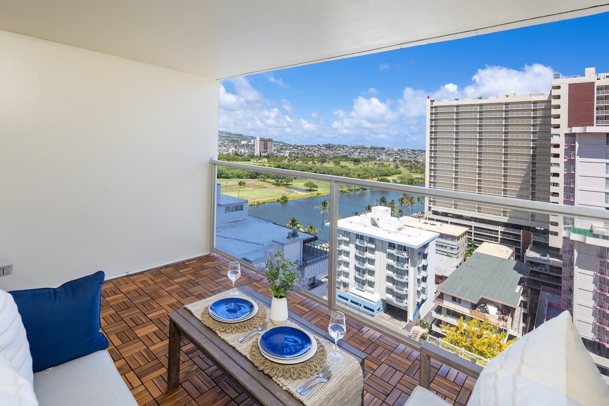 Stylish Renovated modern Studio Heart of Waikiki - Photo 1