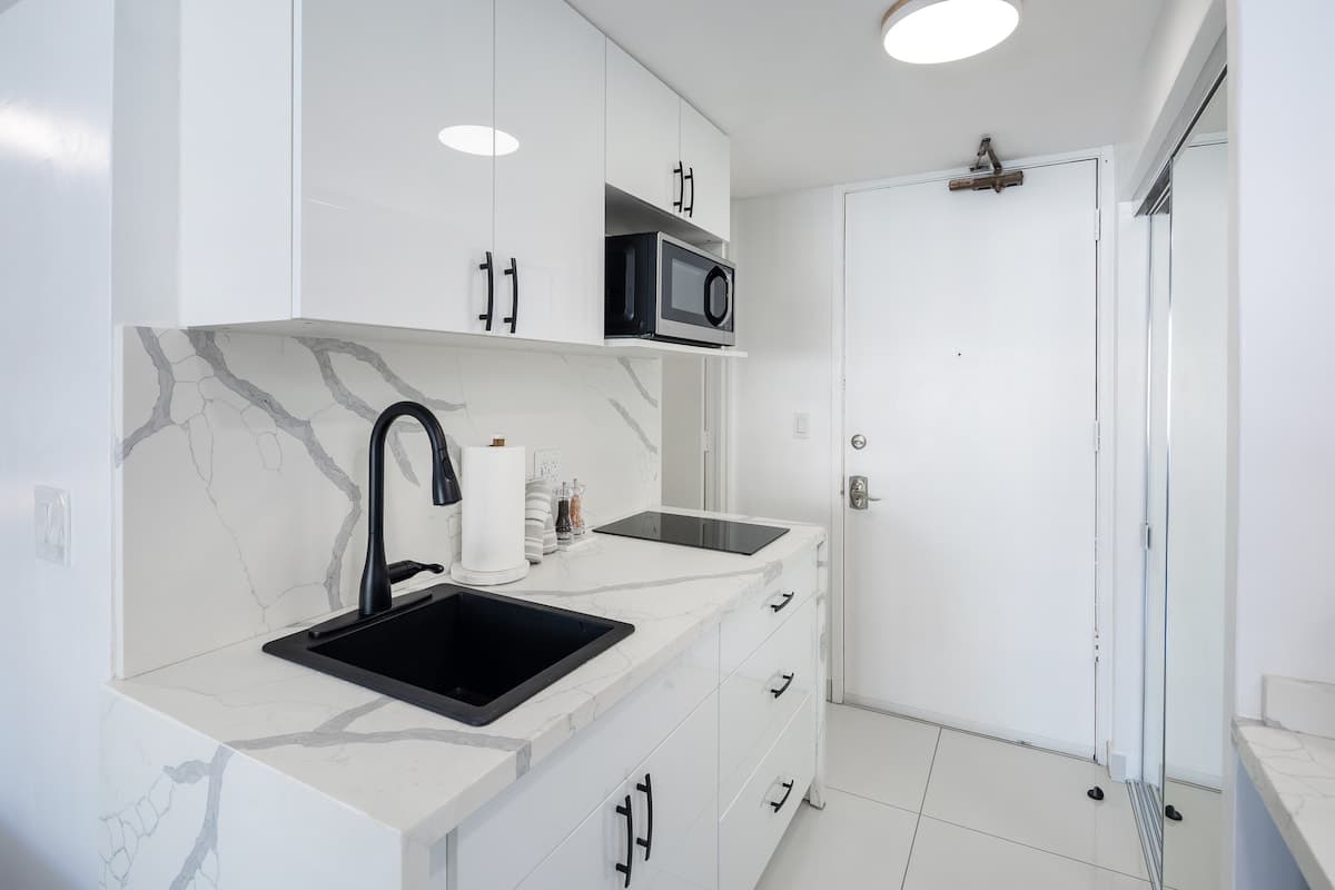 Stylish Renovated modern Studio Heart of Waikiki - Photo 2