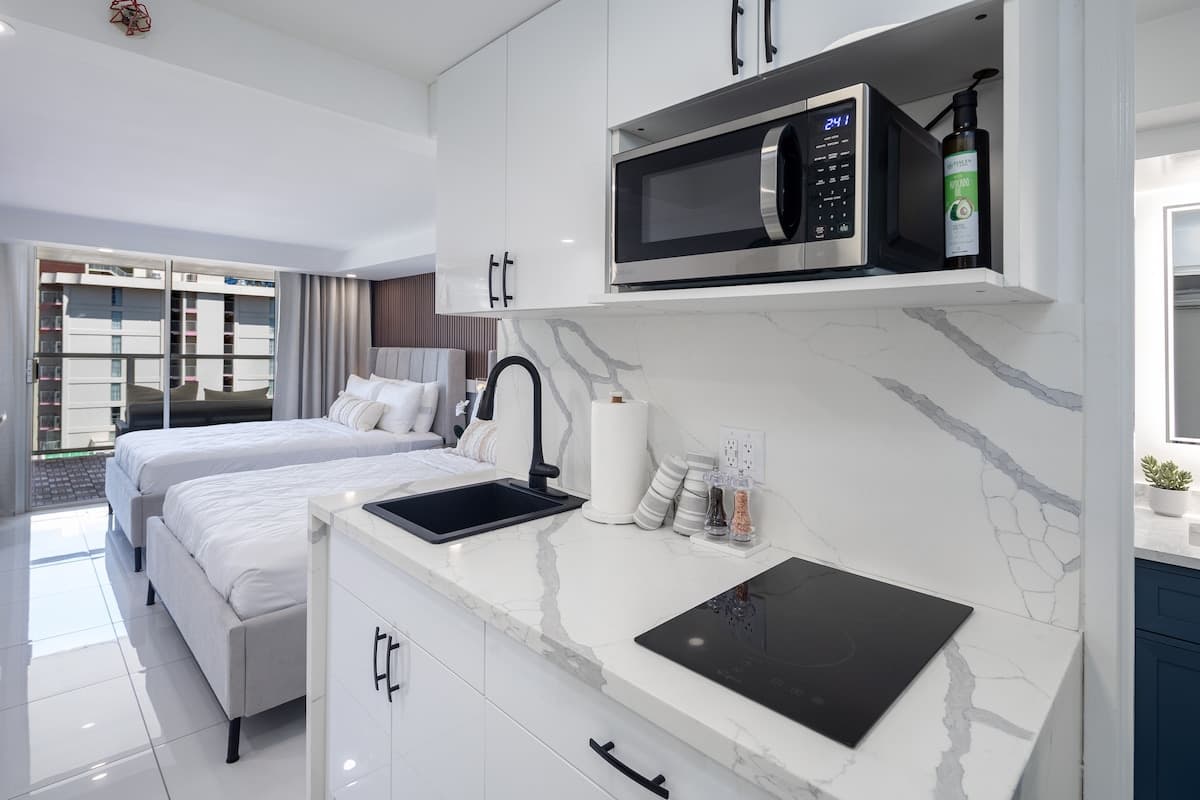 Stylish Renovated modern Studio Heart of Waikiki - Photo 3