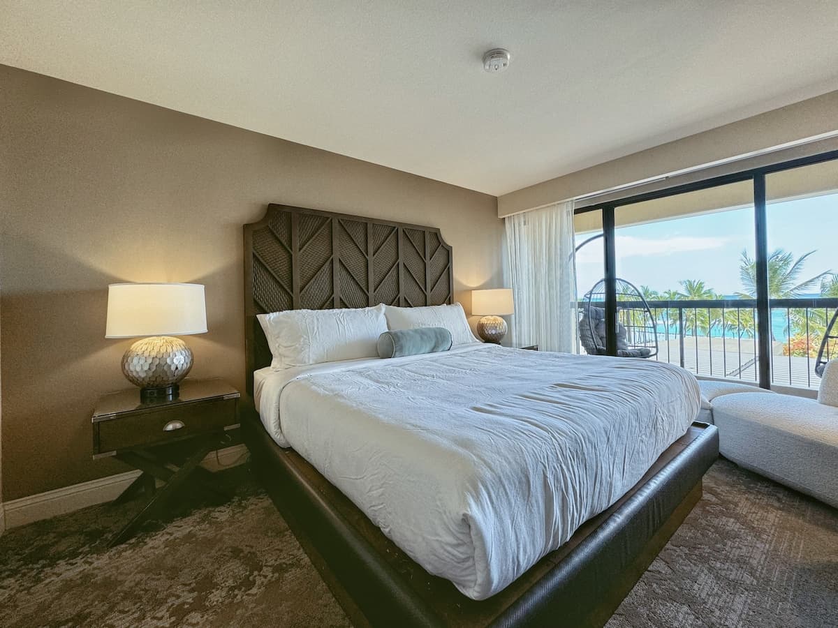 Waikiki Luxury Oceanfront 2BR/2BTH w/ Parking~ - Photo 2