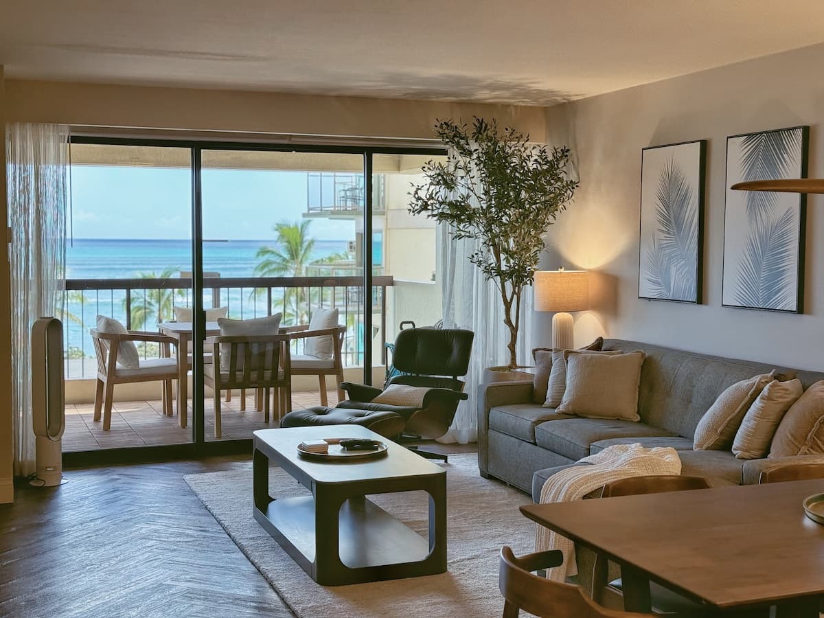 Waikiki Luxury Oceanfront 2BR/2BTH w/ Parking~ - Photo 1