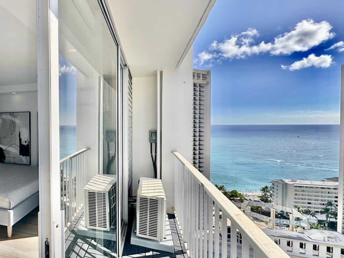 Top FL-Chic Upscale Studio w/2 Queens Near Beach - Photo 3