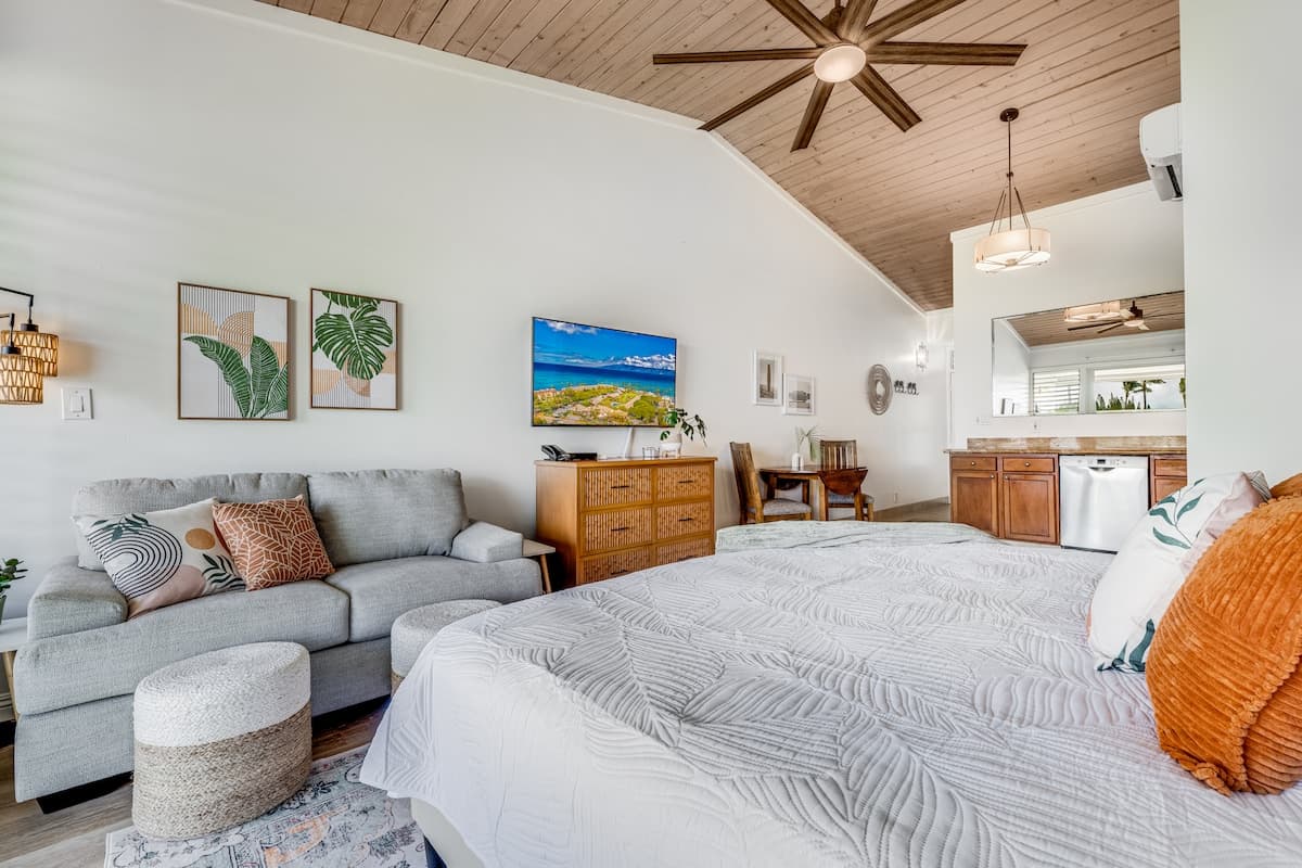Condo in Lahaina · ★4.98 · Studio · 1 bed · 1 bath - Photo 5