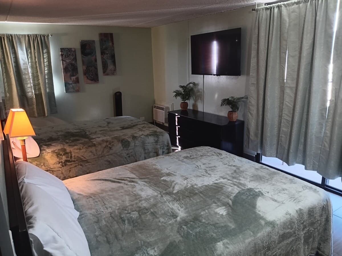 Waikiki District - Penthouse! - Photo 2