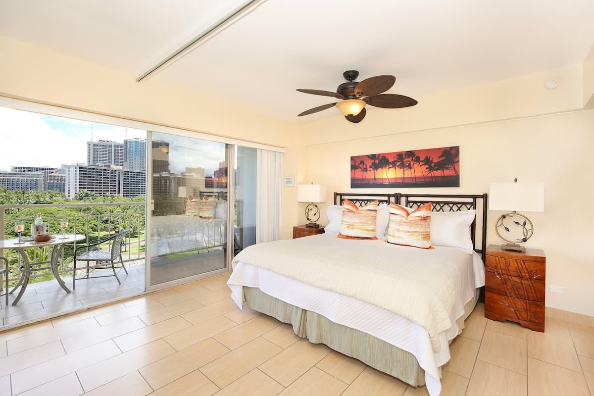 Condo in Honolulu · ★5.0 · 1 bedroom · 2 beds · 1 private bath - Photo 1
