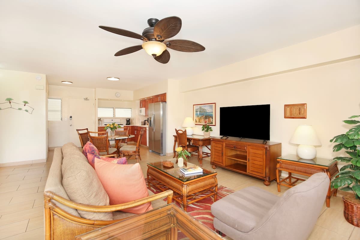 Condo in Honolulu · ★5.0 · 1 bedroom · 2 beds · 1 private bath - Photo 5