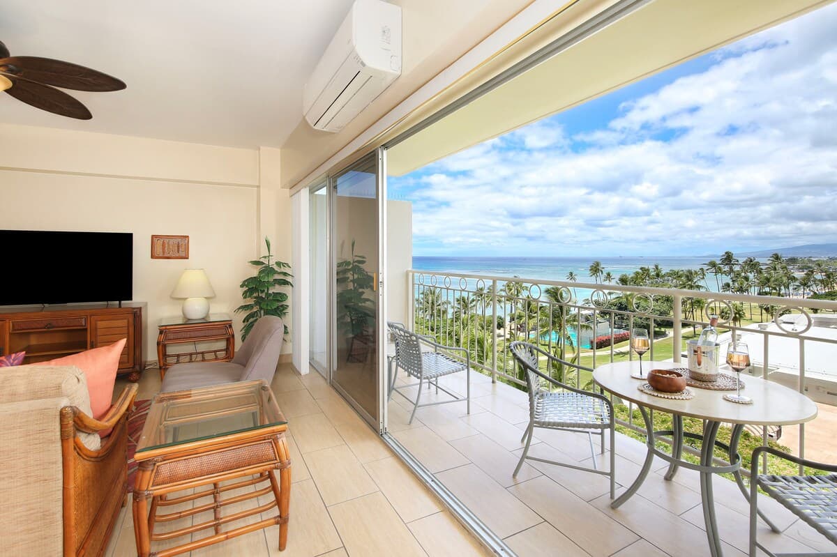Condo in Honolulu · ★5.0 · 1 bedroom · 2 beds · 1 private bath - Photo 2