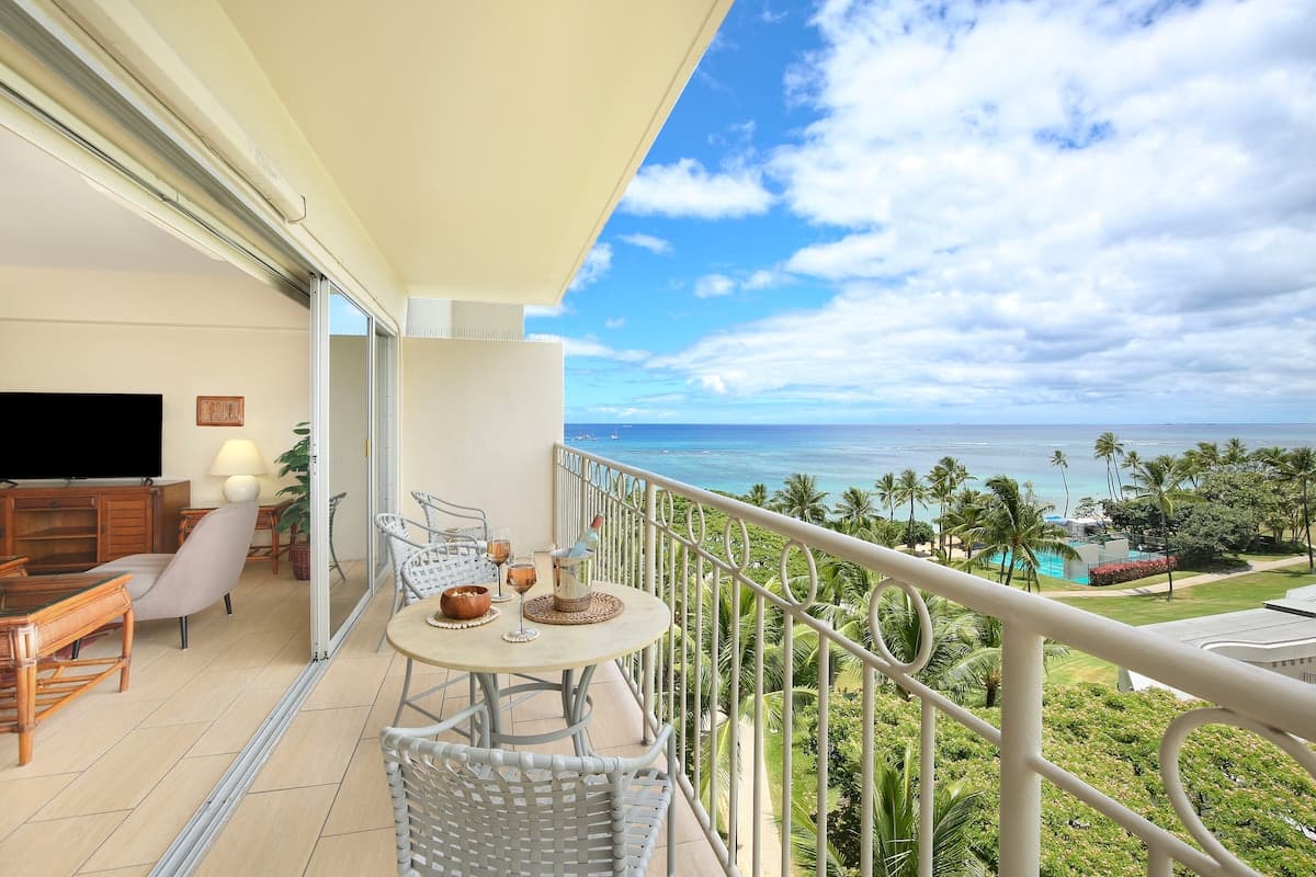 Condo in Honolulu · ★5.0 · 1 bedroom · 2 beds · 1 private bath - Photo 3