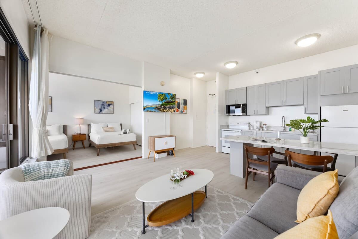Condo in Honolulu · ★4.88 · 1 bedroom · 3 beds · 1 private bath - Photo 5