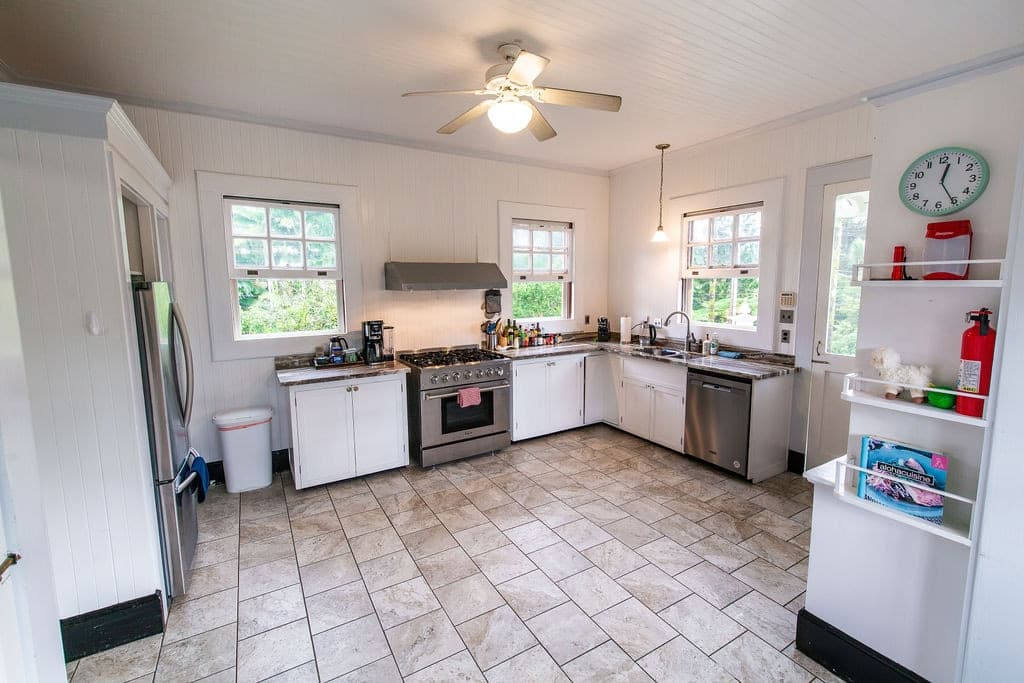 Home in Hilo · ★4.73 · 4 bedrooms · 4 beds · 6.5 private baths - Photo 4