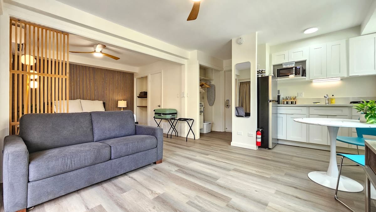 2412 PE St 301 Modern Design with Sleeper Sofa - Photo 4