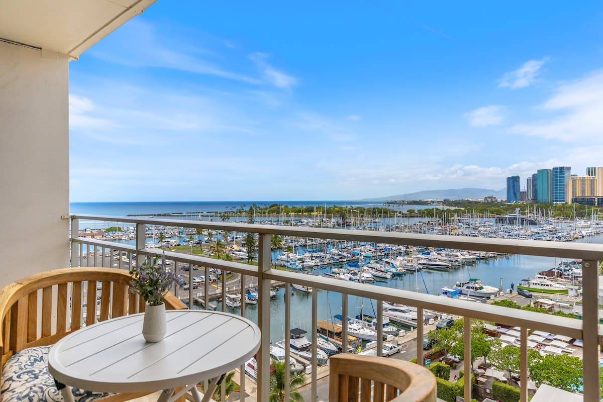 Condo in Honolulu · ★4.72 · 1 bedroom · 2 beds · 1 private bath - Photo 1