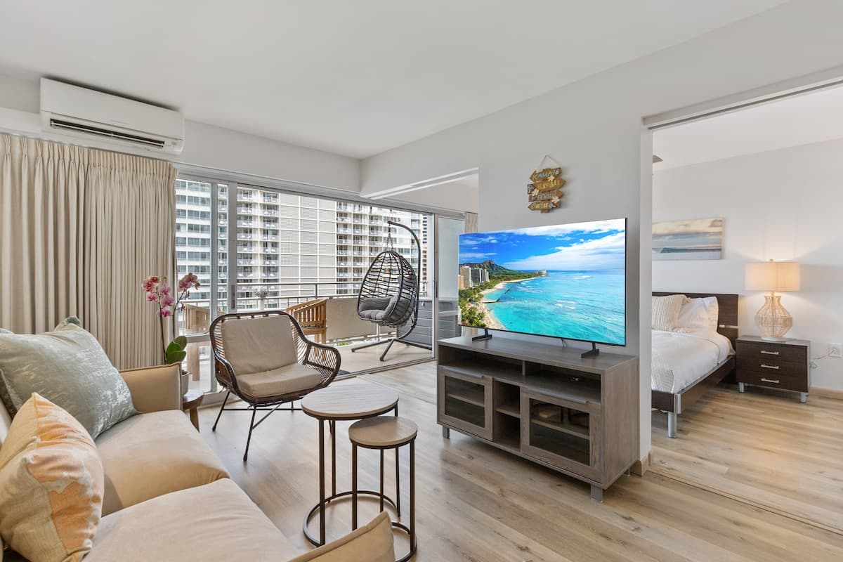 Condo in Honolulu · ★4.72 · 1 bedroom · 2 beds · 1 private bath - Photo 4